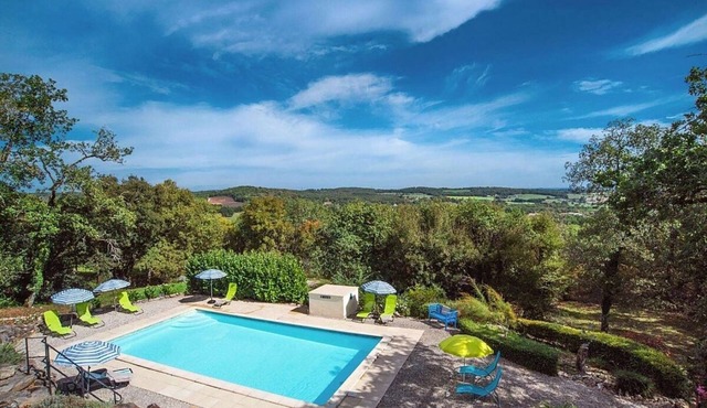 Beautifully Finished House, Modern Interiors, Private Heated Pool & Fabulous Location near Martel!