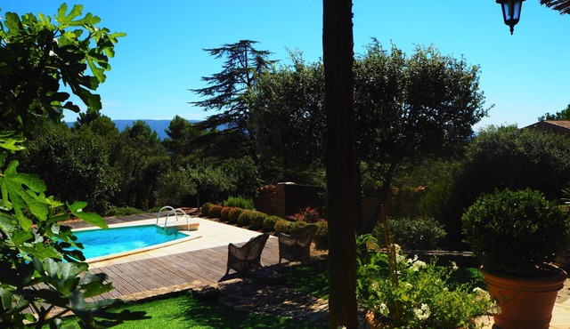 Beautifully decorated house in a quiet natural setting with swimming pool and tennis court