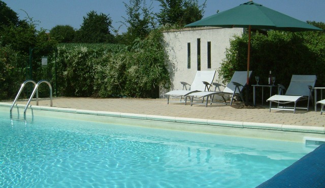 Beautifully light and spacious 4 bedroomed villa with inground pool