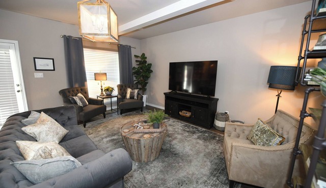 Beautifully furnished townhome! Spacious Aggie retreat!