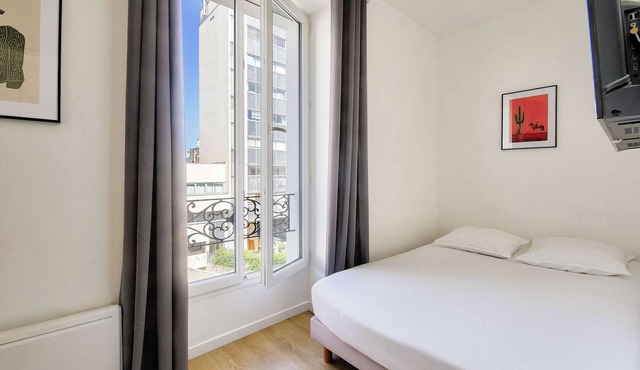Beautifully furnished cosy studio with a street view