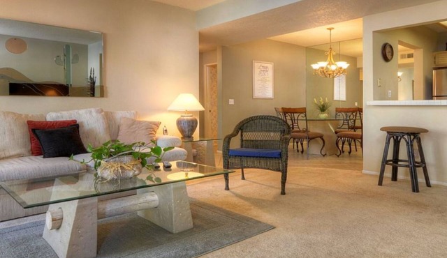 Beautifully Furnished & Excellent Location!
