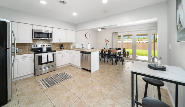 Beautifully furnished Home 2 miles from the Beach!
