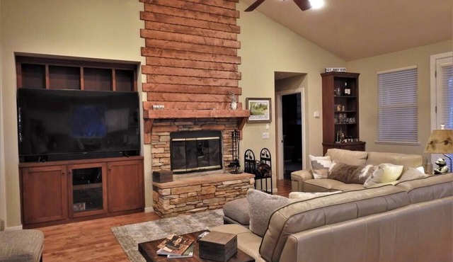 Beautifully furnished home with HOT TUB