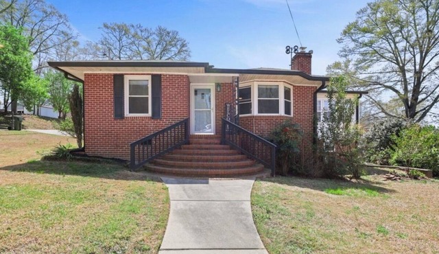 Beautifully furnished 3-bed/1-bath house in downtown Hogansville for rent!