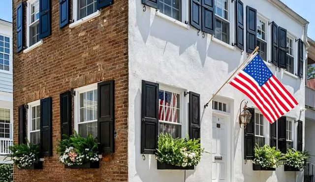 Beautifully furnished Charming single South of Broad. Ideal Location w/parking