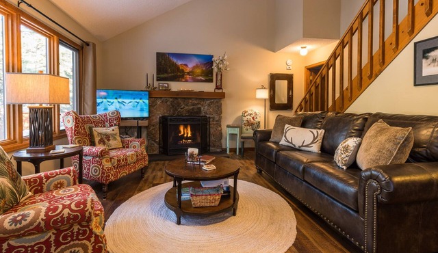 Beautifully Furnished, Clean, Cozy Cabin Next to Rocky! Walk to RMNP & YMCA
