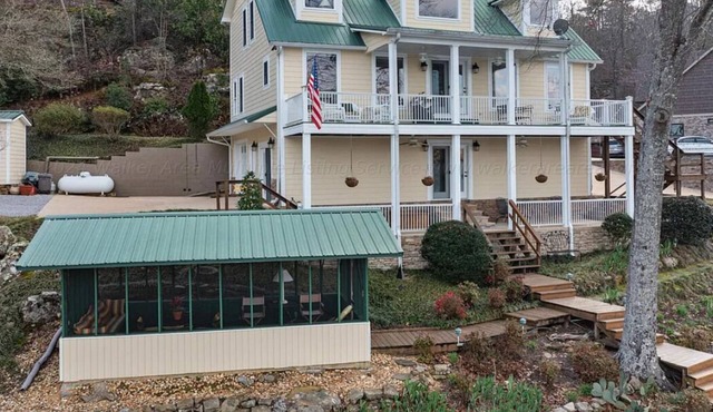 Beautifully furnished 4-bedroom house is your perfect water's edge retreat!