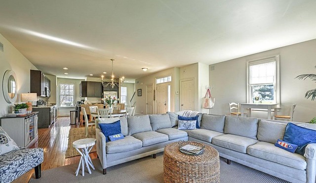 Beautifully Furnished and Dog Friendly Townhome Minutes to the Beach