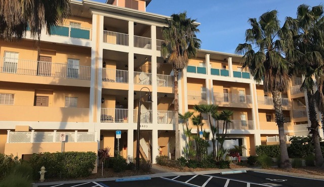 Beautifully Furnished Condo Overlooking Lake!