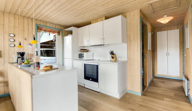 Beautifully furnished cottage on Hejsager beach right next to the Lillebælt.