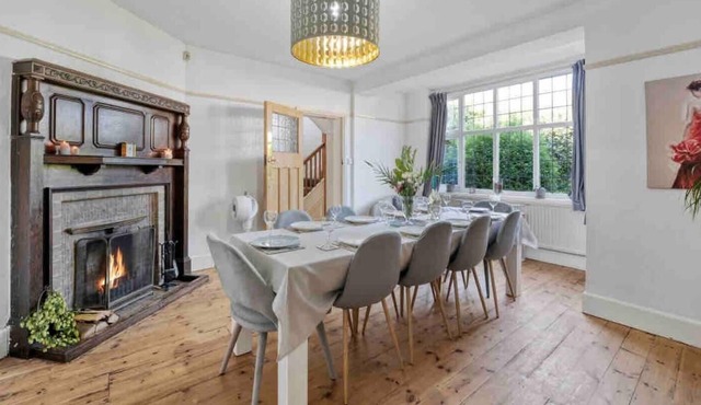 Beautifully furnished home - 5 minutes to the sea!