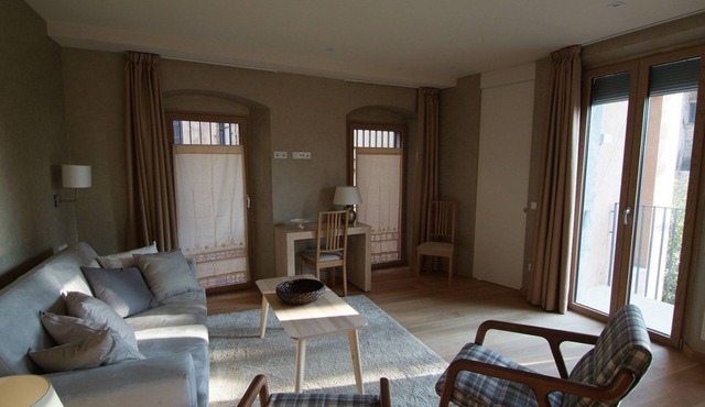 Beautifully furnished luxury two bedroom apartment in Barri Vell, Girona