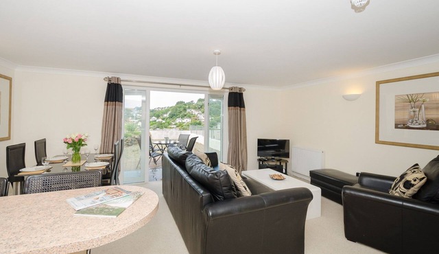 Beautifully furnished modern apartment with parking and views over Looe river and town.