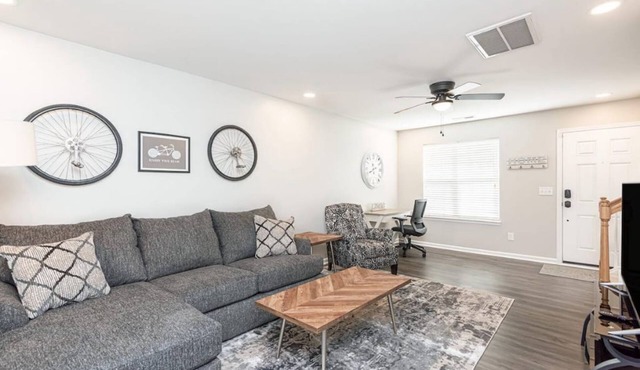 Beautifully Furnished, Raleigh Townhome Retreat