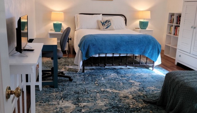 Beautifully furnished, spacious, comfortable. 1 block to campus.