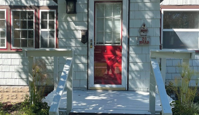 Beautifully furnished 3-bedroom home located half a mile from Hillsdale College