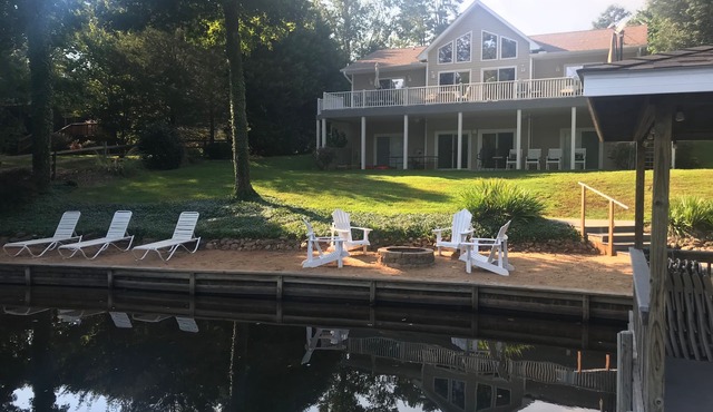 BEAUTIFULLY FURNISHED WATERFRONT HOME NEAR GOLF COURSE, WINERY, & DINING