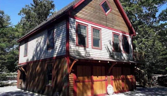 Beautifully handcrafted arts and craft style carriage house chalet