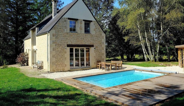 Beautifully located country house with heated pool