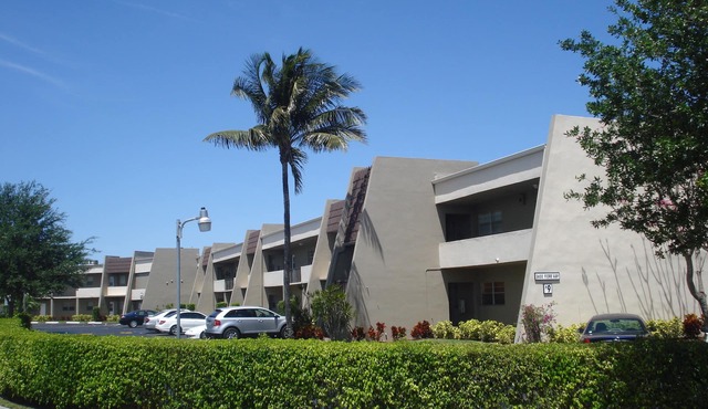 Beautifully LagoDelRay 2/2 Lake View Renovated Spacious Condo, 8 Min 2 Beach