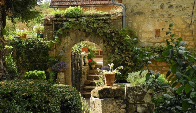 Beautifully located stone house in over 400 year old domaine *