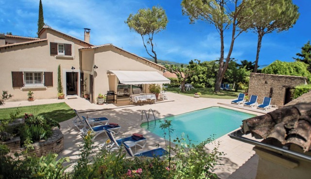 Beautifully located villa with piano and own pool