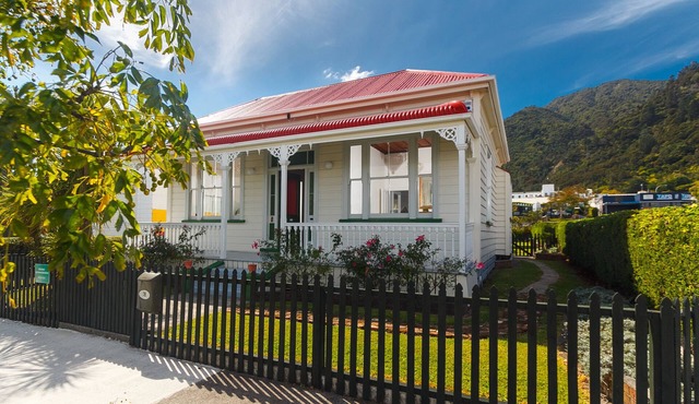 Beautifully-maintained Villa in walking distance to Te Aroha hot pools, cafes