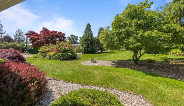 Beautifully Manicured Acres, Pet Friendly, Huge Deck w/Cover and Fire-Piet, BBQ, Near Wilson River