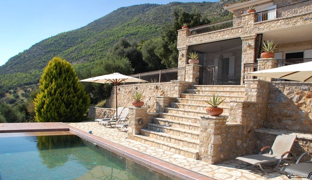 Beautifully modernised Old Stone House with amazing views and infinity pool