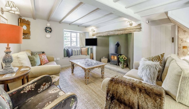 Beautifully presented 17th century Cotswold holiday cottage - Cricket Cottage