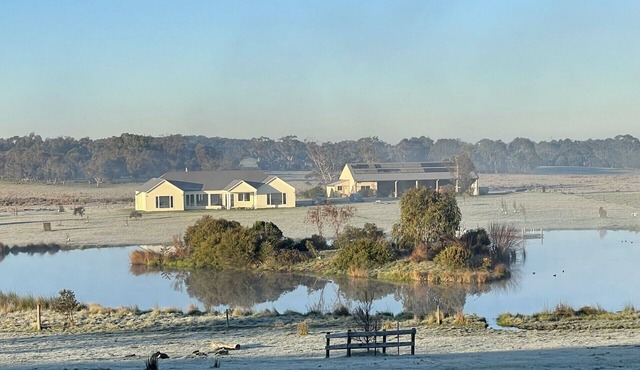 Beautifully positioned, modern farmhouse 15 minutes from Inverloch's beaches.