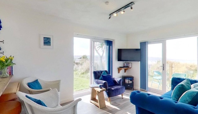 Beautifully positioned to watch the sunset over the bay, and comfortably equipped for up to 6 guests