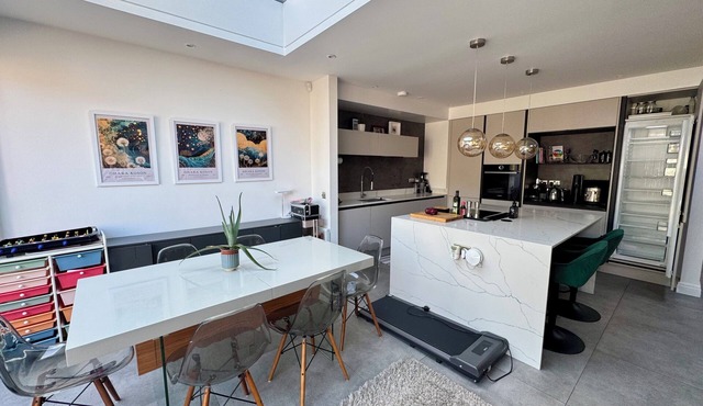 Beautifully Presented 4-Bed in Sought-After Ealing