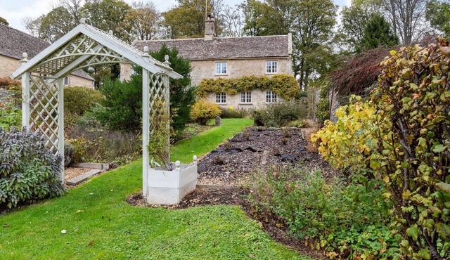 Beautifully presented three bedroom Cotswold holiday cottage in the Cotswolds - Old Farm Cottage