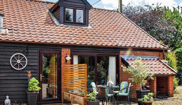 Beautifully presented contemporary cottage with stylish furnishings.