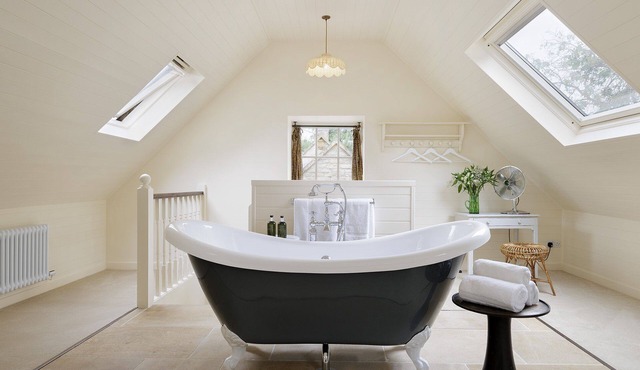 Beautifully presented dog friendly - The Coach House at Broadwell Manor