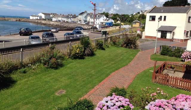 Beautifully presented and spacious 2 bedroom apartment offering fabulous views