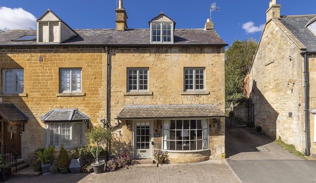 Beautifully presented dog friendly holiday cottage with a roof terrace - Pilgrim Cottage