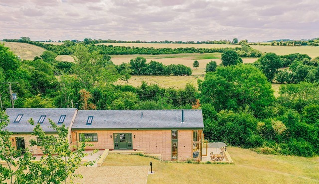 Beautifully presented holiday home in the Cotswolds with amazing views - The Tractor Shed