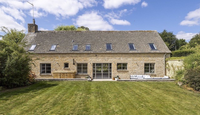 Beautifully presented dog friendly barn conversion - The Tallat