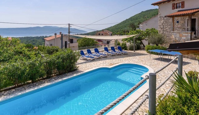 Beautifully renovated holiday home on a small hill with wonderful sea view