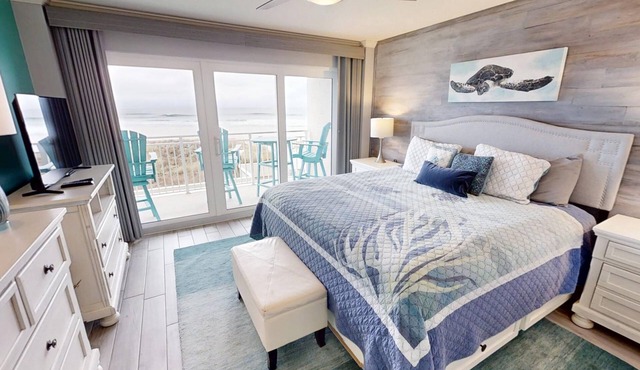 Beautifully renovated Master on Gulf Free round of Golf & Activities Daily!