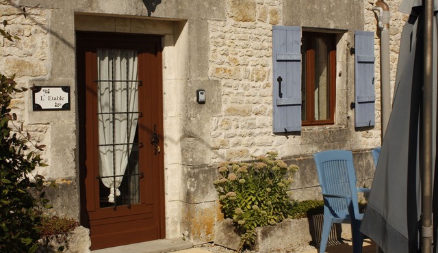 Beautifully restored former stable with pool, convenient location