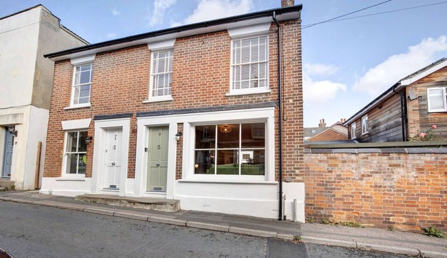 Beautifully refurbished cottage in Lower Wivenhoe with games room, pet friendly!