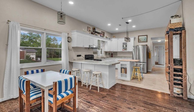 Beautifully remodeled 3-bed 2-bath cottage in charming Willow Springs