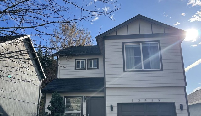 Beautifully remodeled full house close to restaurants and food carts.