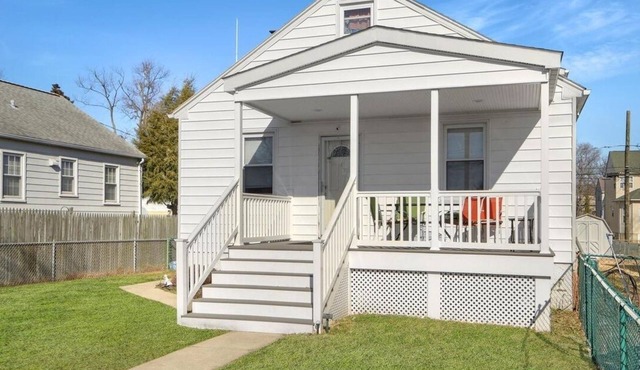 Beautifully remodeled 1950's home. BWI airport 5 mins away