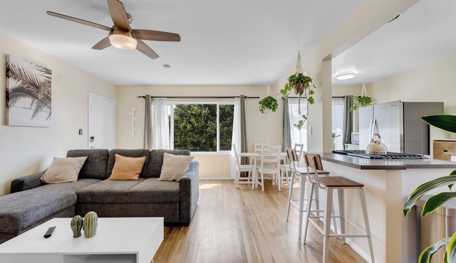 Beautifully Remodeled 2bed/1bath Apartment. Top Location, 15 min to Beach!