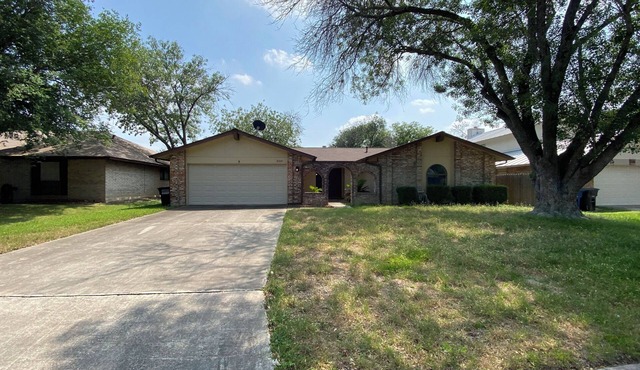 Beautifully remodeled 3 bedroom home with modern furniture and AC in San Antonio